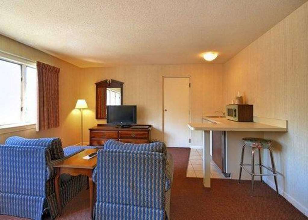 Econo Lodge Inn & Suites Groton Δωμάτιο φωτογραφία