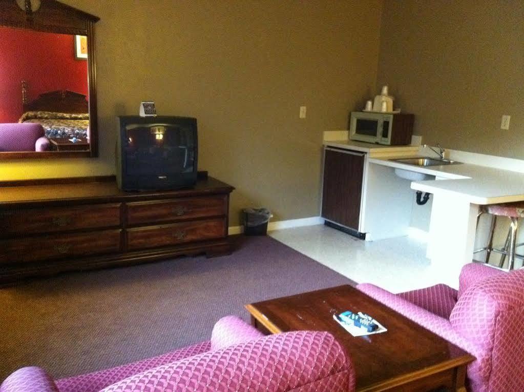 Econo Lodge Inn & Suites Groton Εξωτερικό φωτογραφία