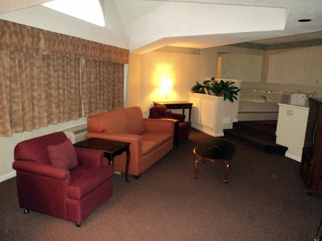 Econo Lodge Inn & Suites Groton Εξωτερικό φωτογραφία